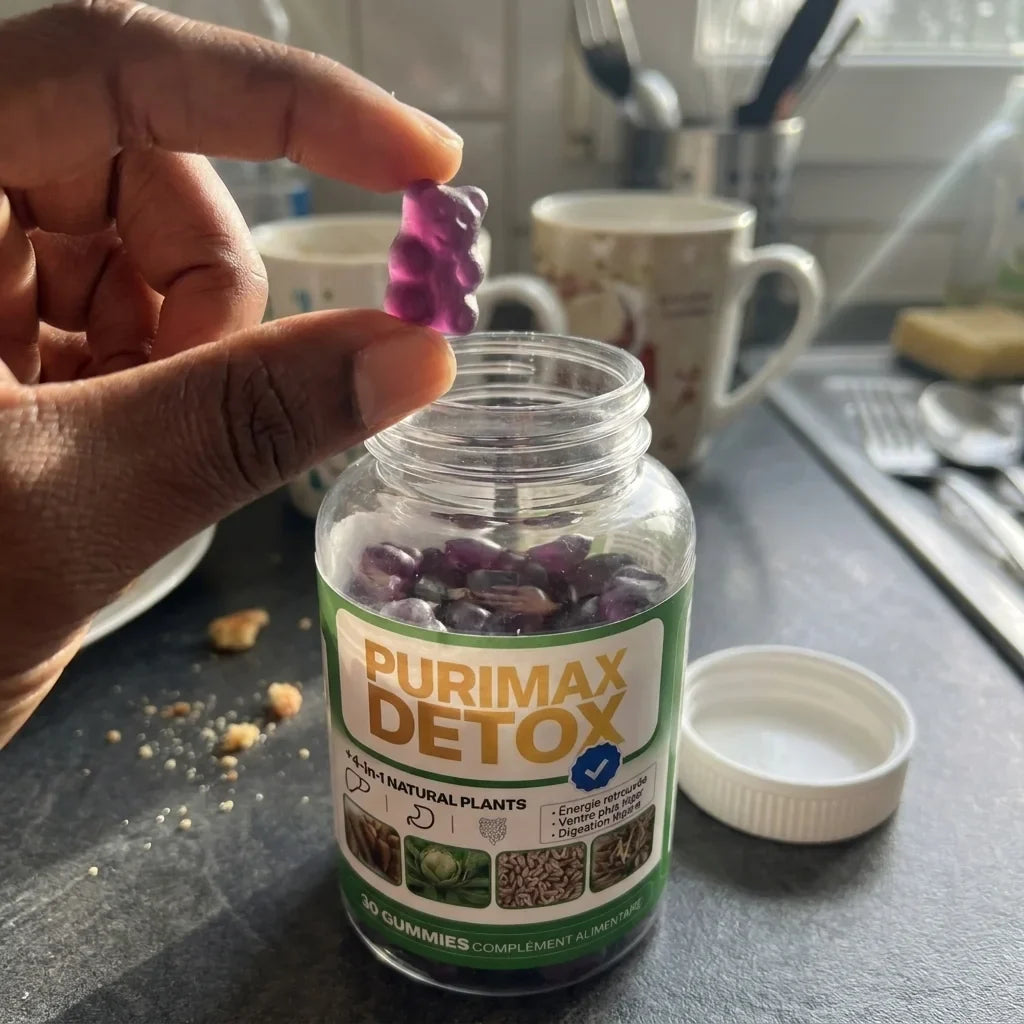 Un gummie Purimax Detox entre les doigts